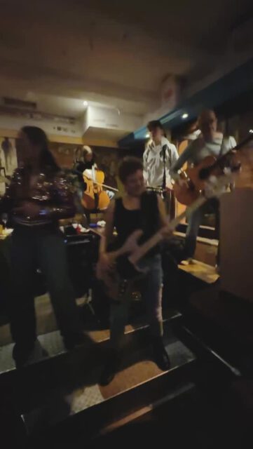 Wir sind noch ganz beseelt von der der großartigen Veranstaltung @nit_foer_kooche . Wir waren Teil des 2. Adventsflash - 7 Künstler, die allesamt für einen Gänsehautmoment nach dem nächsten sorgten: @rotznas @ch.hecker u. josef.loup @joergschnabelphoto @engk.vum.daach @doktor_dralle @milzmicha @hingerhoff 
Danke an @heinercologne und @steph Breuer für die Organisation. 🎶
Wenn viele Menschen mit kleinen Dingen Großes bewirken, dann kann Weihnachten kommen. 
Habt alle einen wunderschönen 1. Advent! 🕯️

#famoelsch #kölschemusik #kölschetön #familymusic #kölscheband