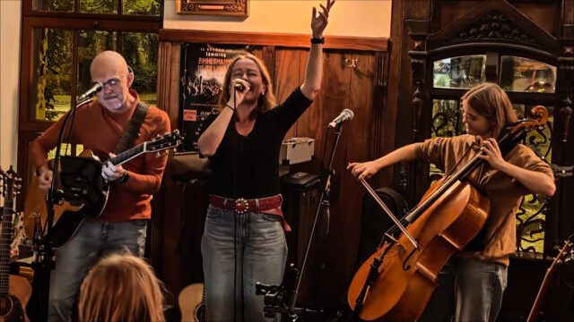 Se Retörn of Jämming im @zimmermanns_koeln 🎶 Von „alten“ Klassikern #pänzpänzpänz bis hin zu den neuesten Sessionshits #krümmelmonstersökpirat war alles dabei und @ne_jung_us_em_veedel ließ es sich nicht nehmen sogar noch eine Büttenrede beizusteuern. Wer‘s verpasst hat - es war das erste „Us dr Lamäng“ in neuer Location, aber bestimmt nicht das letzte Mal 😉.
Wir waren mittendrin mit eigenen Songs und kölschem Kulturgut, das uns als Musiker zusammenschweißt: Danke an @milzmicha @mathiasnellesmusic @clem_rock @drei_ahle_un_ne_zivi @wat_ess  @rotznas @hingerhoff Silke Wünsch @entojazz 🤩 Das hat einfach nur großen Spaß gemacht!
Danke @lutznagrotzki , dass du uns bei dir öffentlich proben lässt 😄 und an @goldenes_eichhoernchen für den unglaublichen Job an der Technik. 🥰