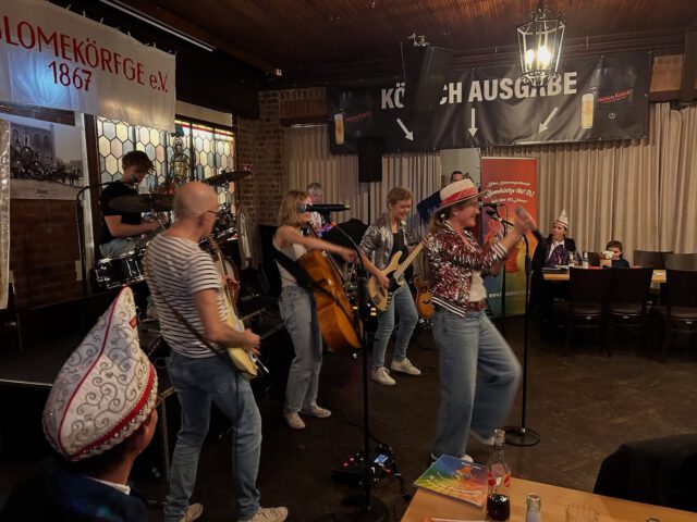 Lasset die Session beginnen 🥳. Wir hatten gestern einen wunderschönen Auftakt bei der KG @blomekoerfge1867 und durften den ersten Orden der Session empfangen!

#sessionsmodus #session2025_26 #karnevalinköln #kölnerkarneval #kölscheband #karnevalsband #familienband #familymusic #famoelsch #famölsch #krümmelmonstersökpirat #kölschbloot #allesjoode