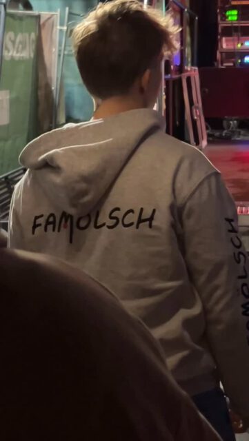 Wir wünschen euch einen frohen 3. Advent. Bei uns zu Hause geht es langsam los mit den Vorbereitungen für das Weihnachtsfest. Nächstes To Do: zum Frisör op dr Eck, denn hä mäht mich „Su Schön“. 💃💋🎄

Danke an @aktionhorrem , dass wir Teil eures wundervollen Weihnachtsmarkts sein durften! 🫶🏻

#famoelsch #kölschemusik #kölscheweihnacht #kölscheband #famölsch