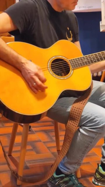 Wir haben dieses Wochenende genutzt um aufzutanken und kreativ zu werden. Wir haben neue Songs für euch im Gepäck, die wir euch schon bei unserem Konzert erstmals vorstellen möchten!

Seid ihr dabei? 
📅 13. Mai 2026, 20 Uhr 
📍 @zimmermanns_koeln 

Mit dabei als Special Guest ist auch der @chor_der_damen_ohne_namen 

Tickets gibt es über den Link in der Bio, im Zimmermanns an der Theke oder sprecht uns einfach an.

#famoelsch #kölschemusik #kölscheband #neuesongsimgepäck #konzertvorbereitung