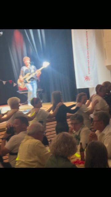 Still sitzen geht einfach nicht- LOMMER JONN !!!!

#kölschemusik #famölsch #polonaise #lommerjonn #karnevalinköln